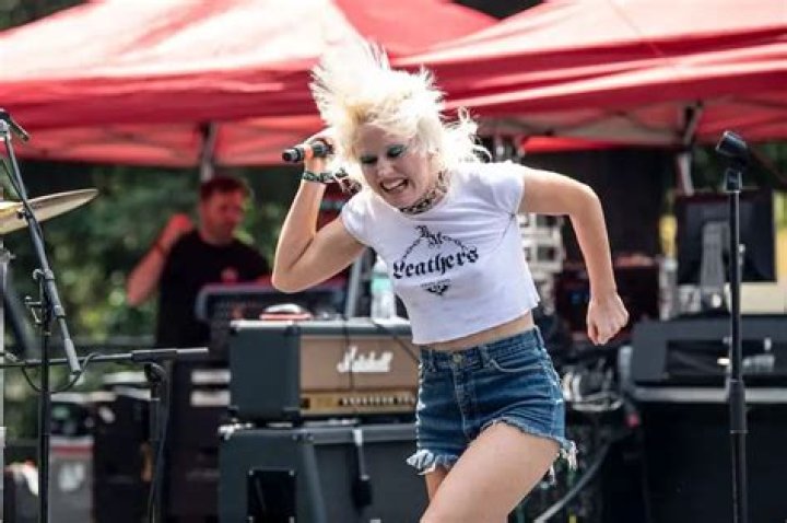 Amy Taylor (Singer): Wiki, Bio, Age, Height, Boyfriend, Band, Net Worth