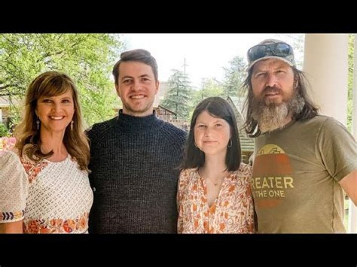 Mia Robertson - Age, Family, Bio