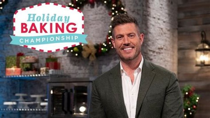 Who won the 2021 holiday baking championship? ·